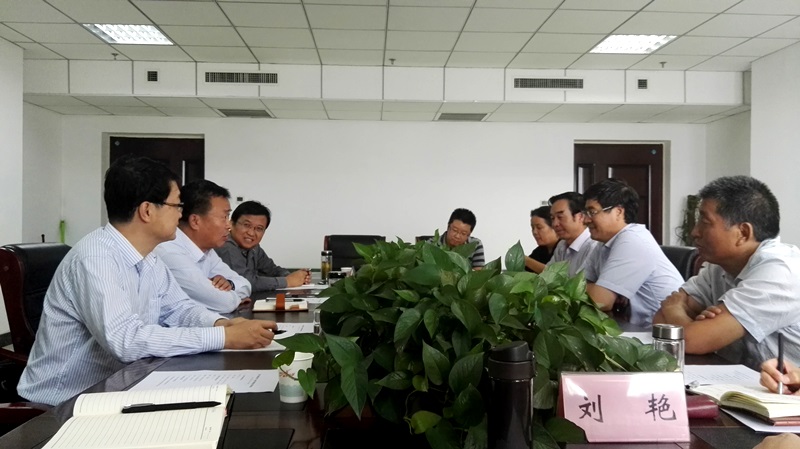 我校校长张方明(左起二)、副校长王旭强(左起一)等考察组一行与陕西广播电视大学校长兰新哲(右起二)、副校长张新华(右起一)等座谈交流