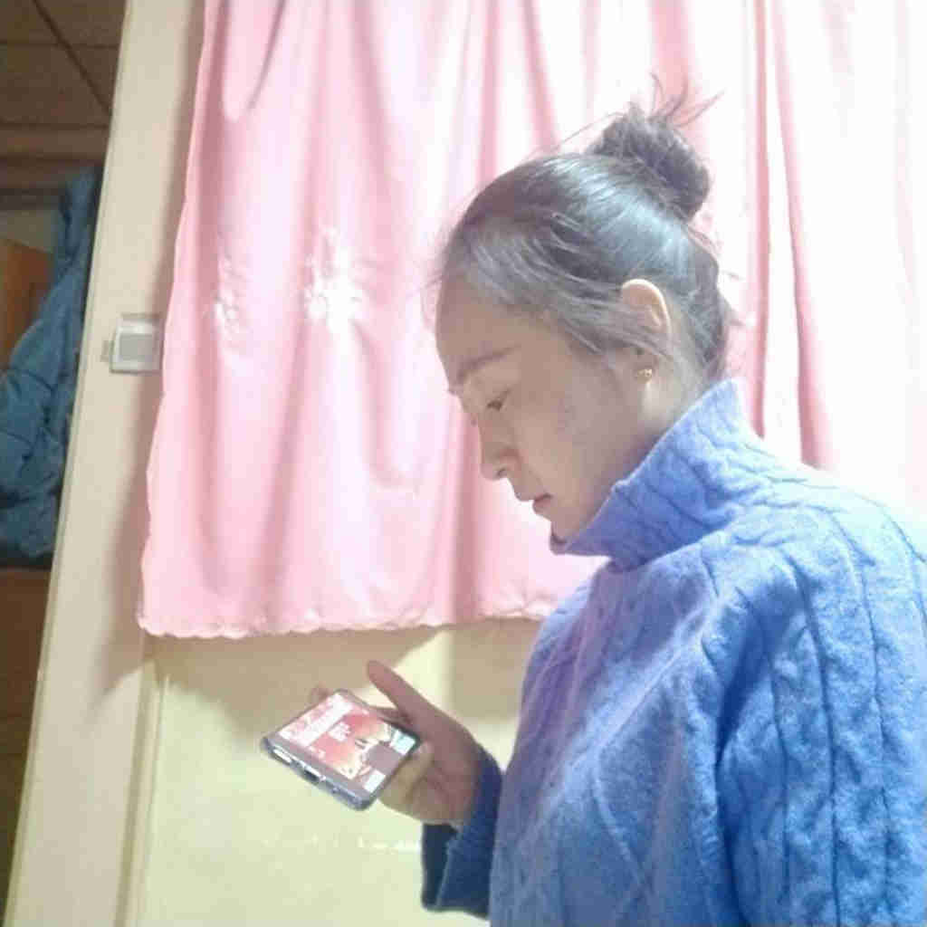 藏区干部利用手机收看直播课