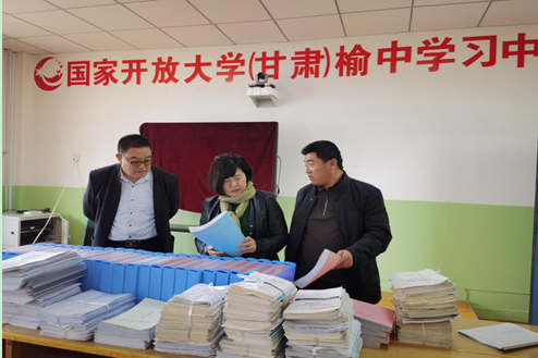 检查组在榆中工作站检查档案材料