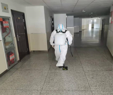 后勤服务中心组织人员对校园环境开展日常消杀