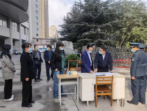 党委书记高云检查校园人员进出查码登记情况