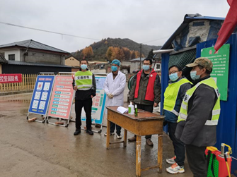 学校驻村党员参加疫情防控值班