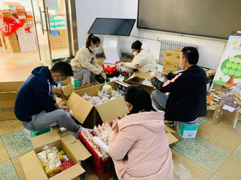 我校教职工参加社区志愿服务,协助开展人员登记、防疫信息宣传、物资分发工作
